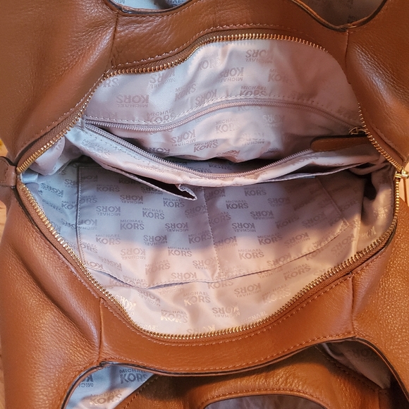 MK Shoulder Bag - Picture 4 of 4